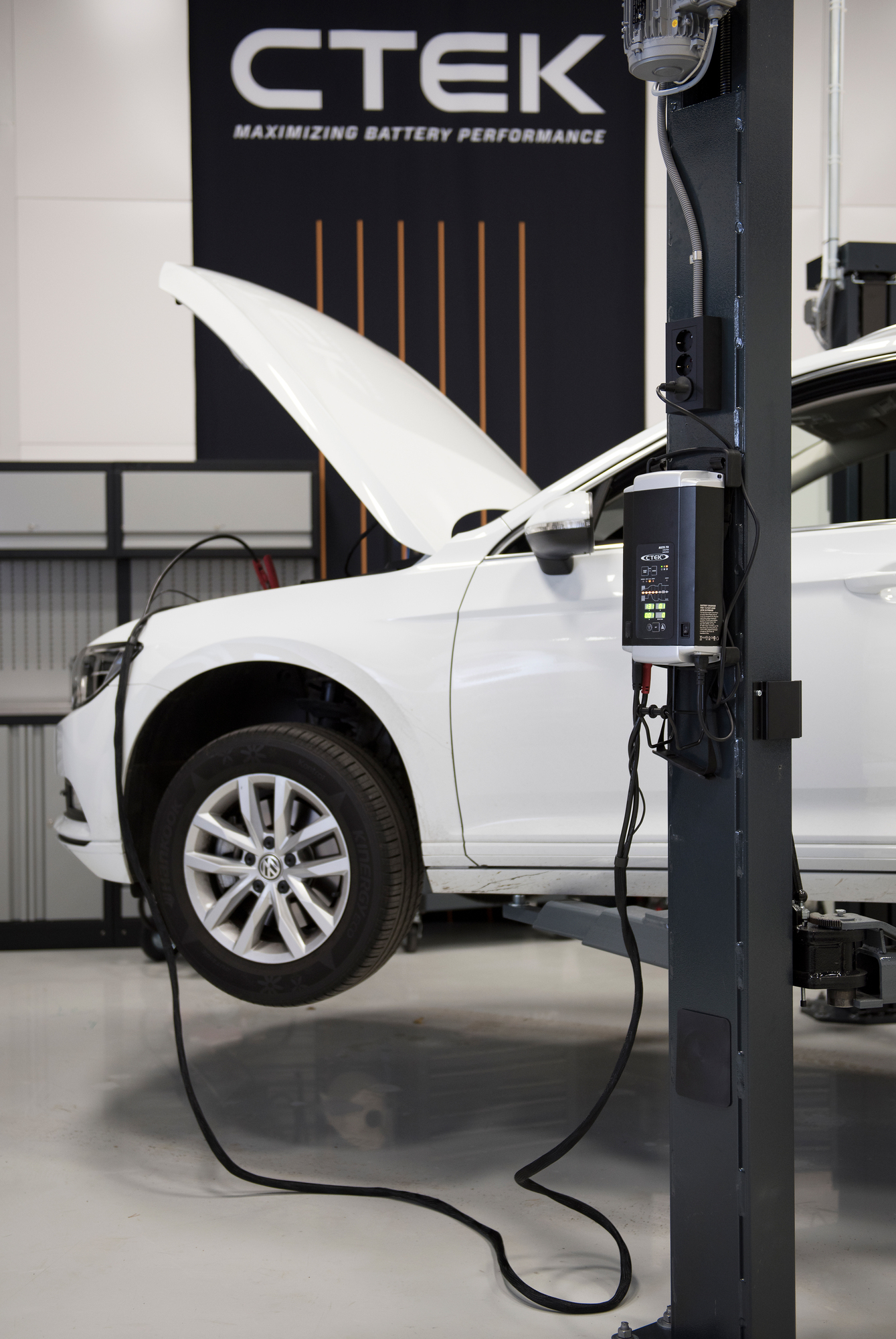 CHARGEUR BATTERIE 12V et 24V (ATELIER)