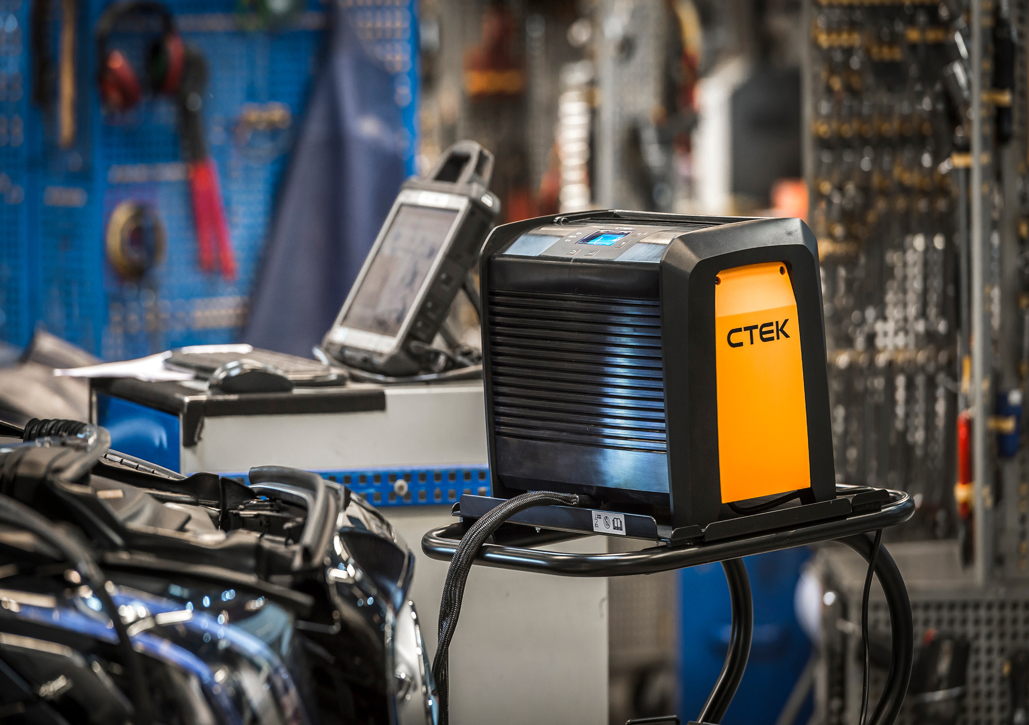 CHARGEUR DE BATTERIE 120 A (ATELIER)