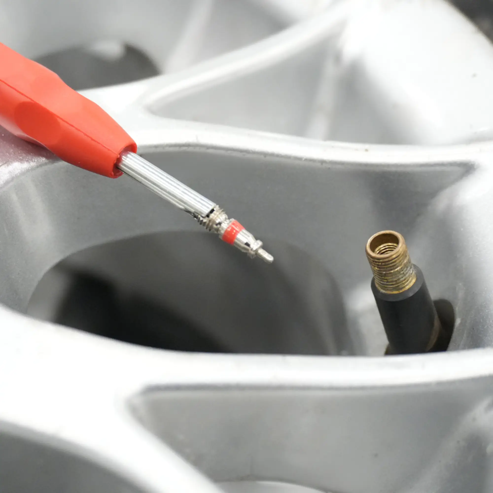 Tournevis pour interieur de valve